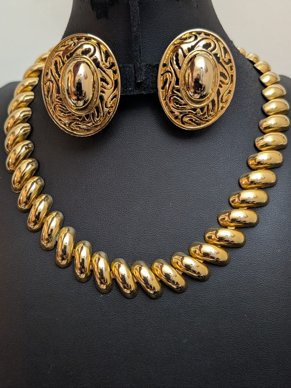 Vintage 80s Gold-Tone Women's Necklace & Clip-On Earring Set